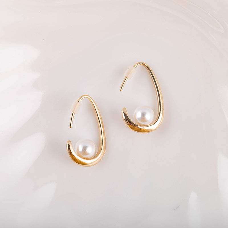 New Pearl Earrings With Brass Texture Metal - Zentrova